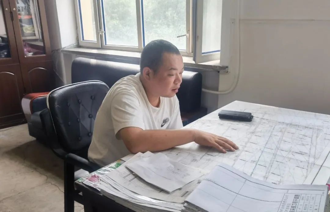 綦東 公司優(yōu)秀共產(chǎn)黨員標(biāo)兵、東山礦綜掘區(qū)區(qū)長