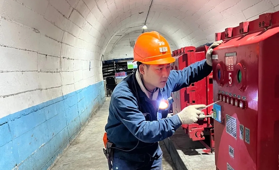 王相玉 公司優(yōu)秀共產(chǎn)黨員標(biāo)兵、榮華一礦機(jī)電區(qū)區(qū)長