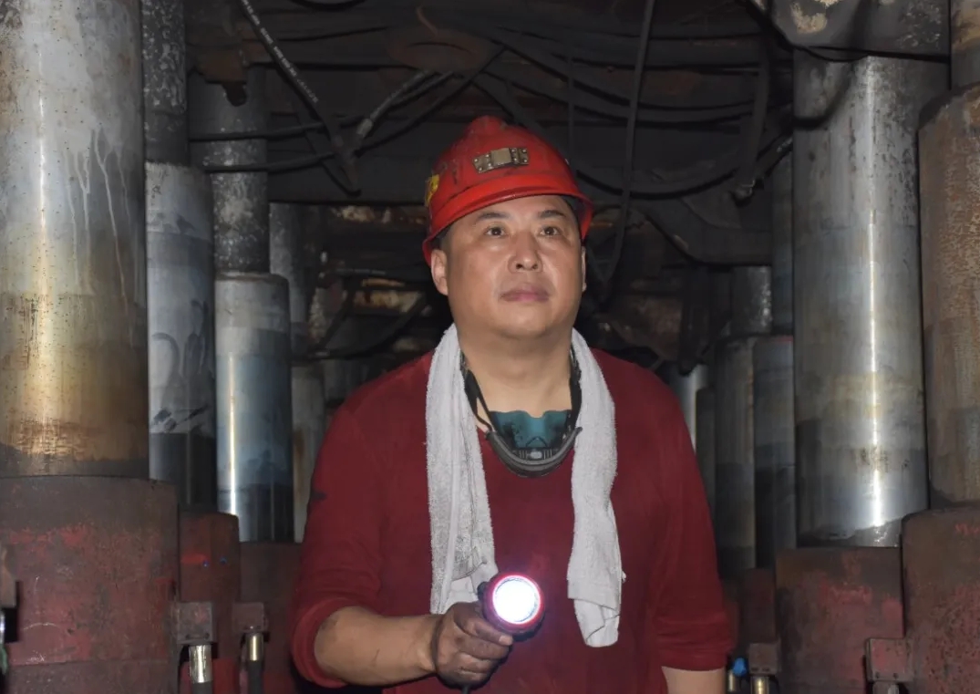 禚照民 公司優(yōu)秀共產(chǎn)黨員標(biāo)兵、城山礦145綜采隊(duì)隊(duì)長(zhǎng)
