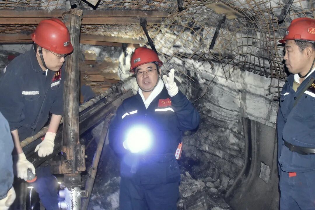 劉賢君在榮華一礦宣講檢查工作時(shí)強(qiáng)調(diào)：進(jìn)一步提高工作的前瞻性全局性戰(zhàn)略性 為礦井收好今年尾開(kāi)好明年局打下基礎(chǔ)